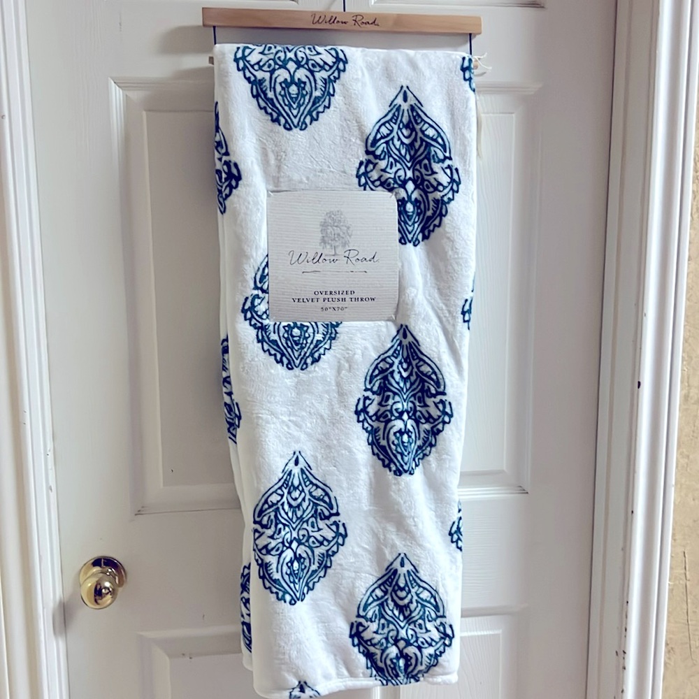 Willow Road Oversized Velvet Plush Throw 50”x70”